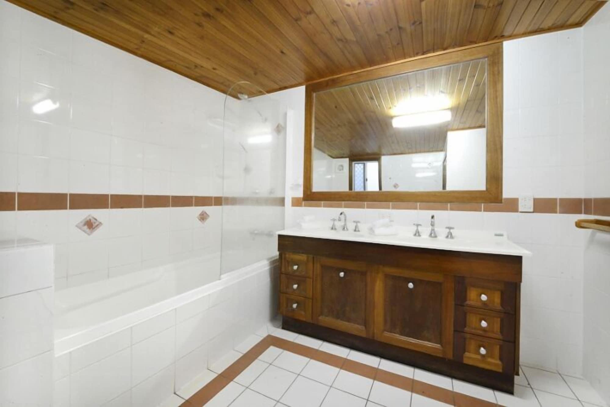 Airlie Guest House Airlie Beach Bagian luar foto