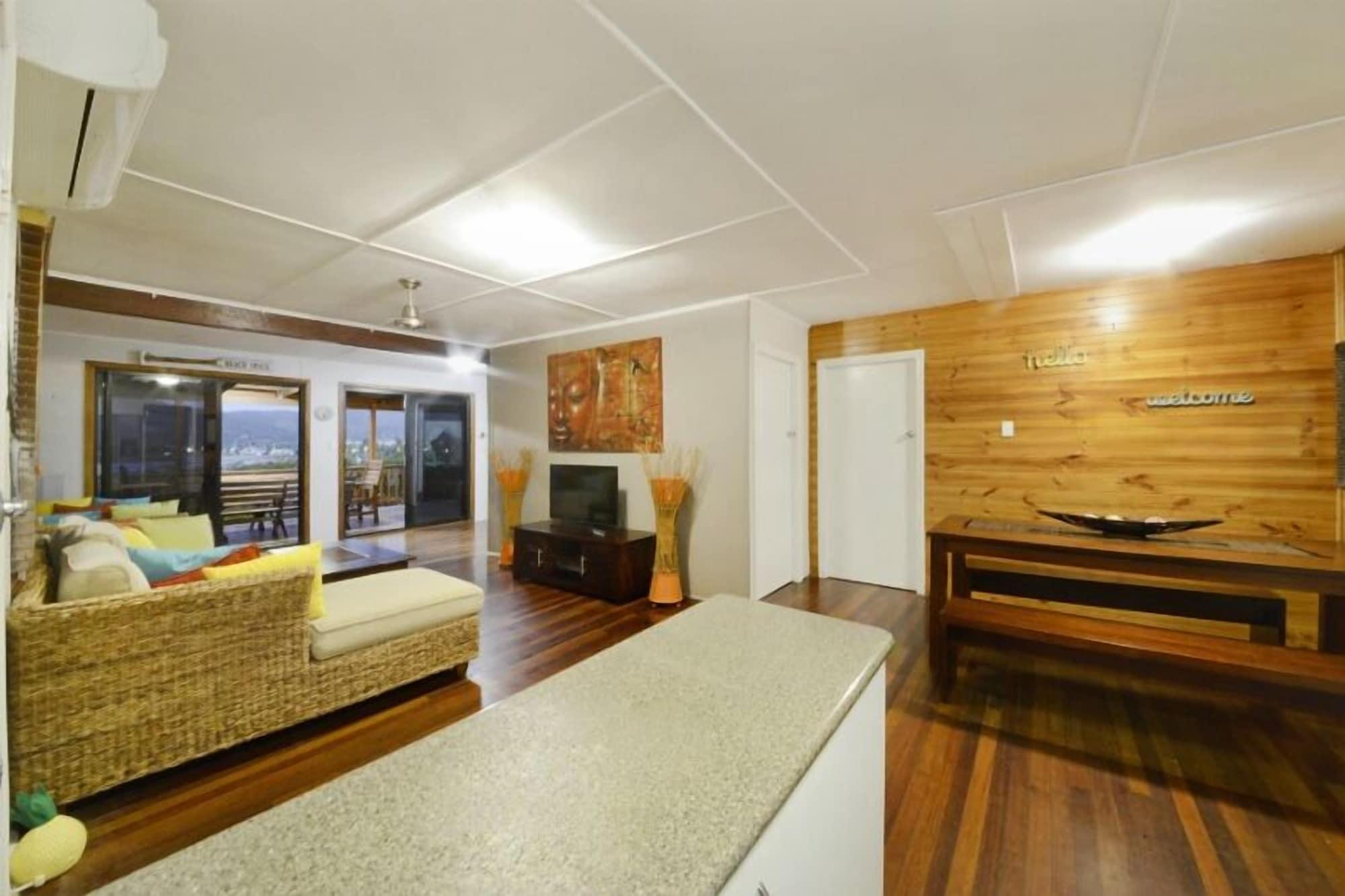 Airlie Guest House Airlie Beach Bagian luar foto